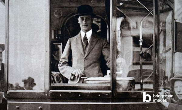 Foto von Prinz Albert Frederick Arthur George (1895-1952), der eine Straßenbahn fährt. Datiert 20. Jahrhundert.