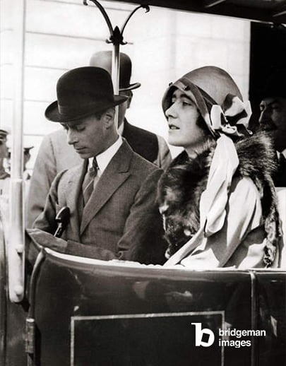 Il principe Alberto dInghilterra, duca di York, futuro re Giorgio VI, e sua moglie Elisabetta in visita a Wembley, Londra, 1930 circa. © Spaarnestad Photo  Bridgeman Images