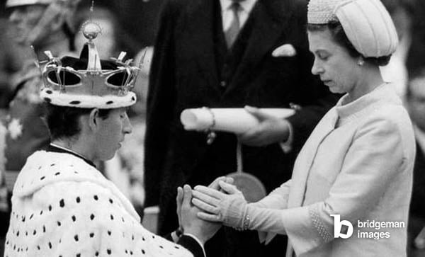 Amtseinführungszeremonie von Prinz Charles mit Königin EliZabeth II. auf Schloss Caernarfon am 1. Juli 1969