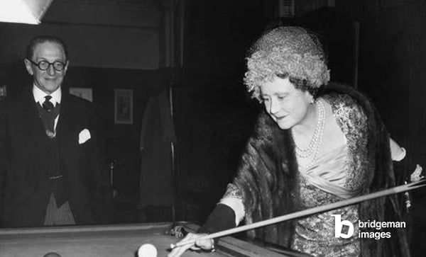 Königinmutter Elizabeth von England (1900-2002, geborene Elizabeth Bowes-Lyon) beim Billardspielen im März 1961 im London Press Club