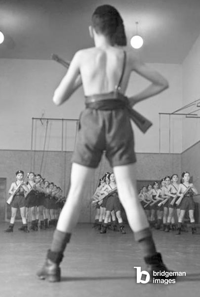 Bambino appartenente allorganizzazione della gioventù fascista Balilla, addestramento al tiro a segno, 1940  Keystone  Bridgeman Images 
