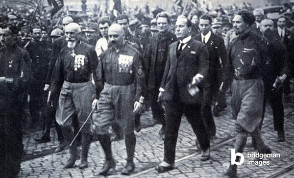 Marcia su Roma Mussolini, circondato da camicie nere, entra a Roma, ottobre 1922, fotografo sconosciuto, (XX secolo)  Collezione privata  Foto © Leonard de Selva  Bridgeman Images 