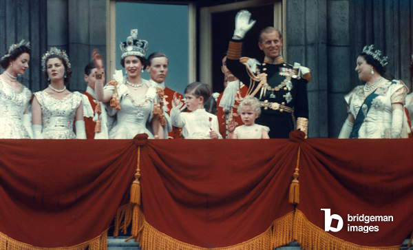 Elizabeth II & Familie, 1953 Königin Elizabeth II. von England und die königliche Gesellschaft auf dem Balkon des Buckingham Palace nach der Krönung, 2. Juni 1953 Granger / Bridgeman Images