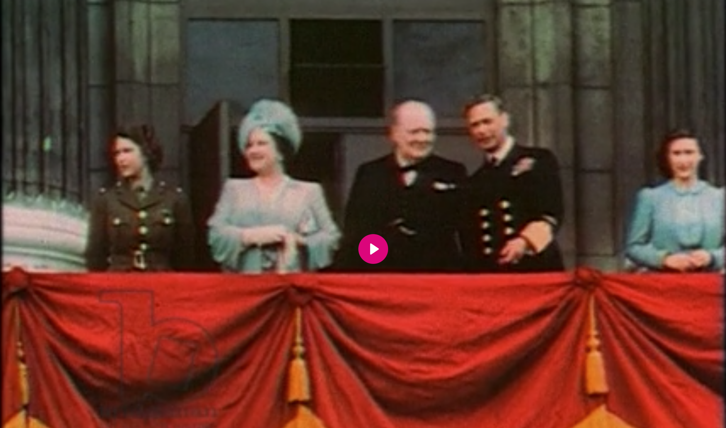 Churchill im Buckingham Palace mit der königlichen Familie am Tag des Sieges der Alliierten am 8. Mai 1945. UnterstützerInnen, darunter Mitglieder der Canadian Women's Auxiliary Air Force, jubeln der königlichen Familie zu, die mit Winston Churchill in London auf dem Balkon des Buckingham Palace anwesend ist (1945).