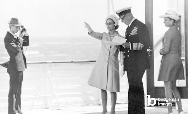 Der informell gekleidete Prinz von Wales fotografiert seine Mutter Queen Elizabeth II. und Lord Mountbatten an Bord der königlichen Yacht Britannia, Torbay, Devon, 30. Juli 1969